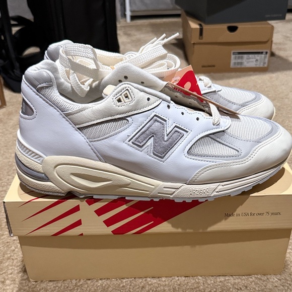 New Balance White and Gray Athletic Shoes M990TC2 - Picture 4 of 6